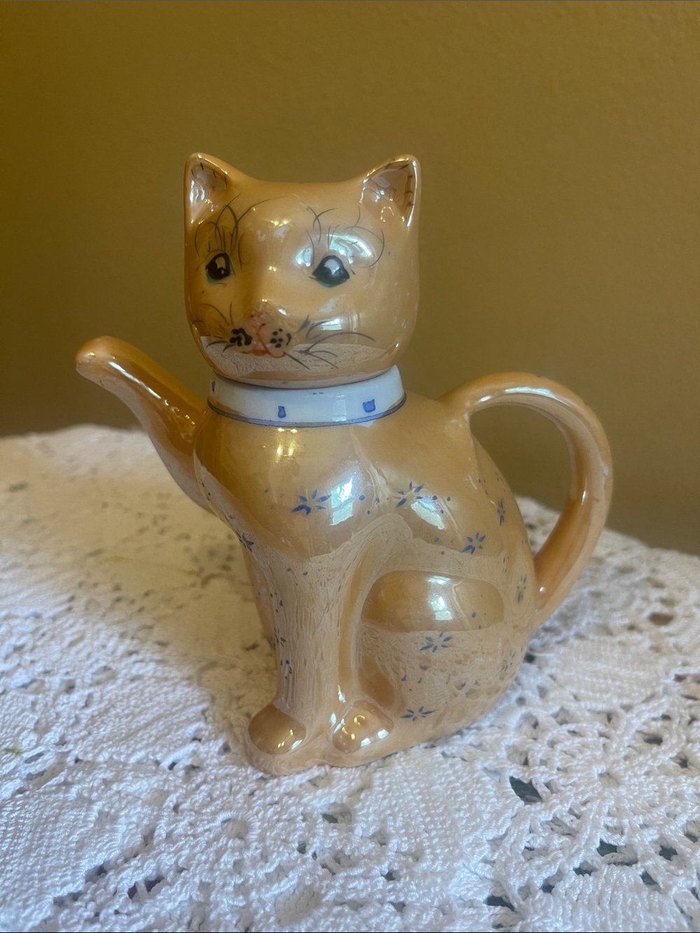 Yellow Ceramic Cat Teapot - Decorative Pet-Themed Serveware